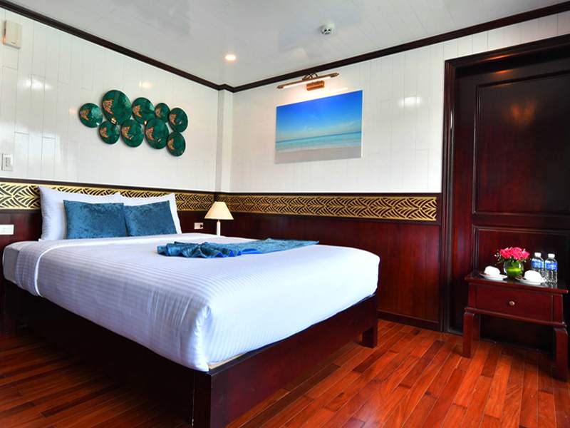 Sapphire Cruise - Deluxe Cabin - 2 Pax/ Cabin (Location: 1st Deck - Private Balcony)